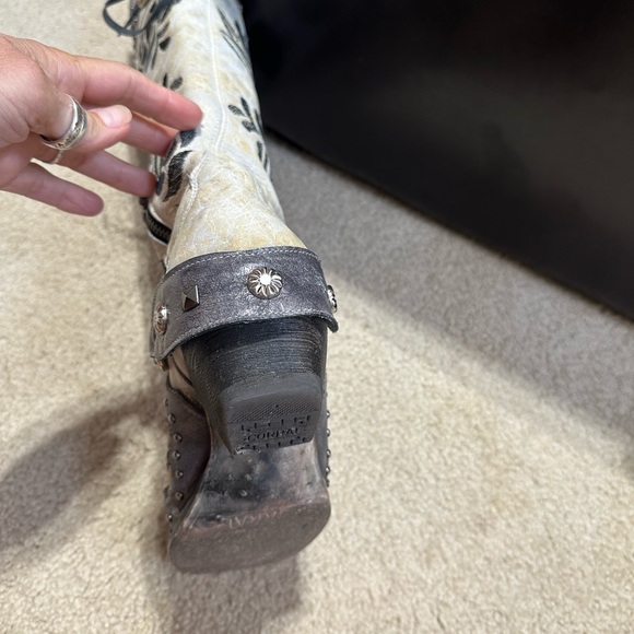 Corral rose embroidered boots. - Picture 9 of 9